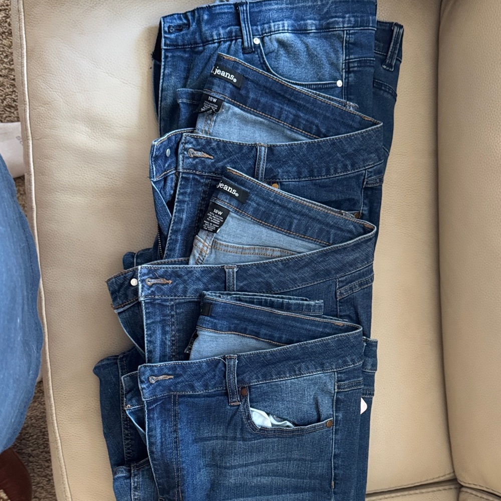 Size 18 (8) pair. Yes (8) pair! Women's Skinny Jeans 
(This price is for all 8)